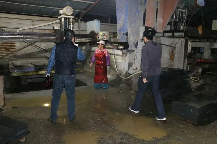海南海口市美蘭區午夜突擊執法檢查20家石材加工企業
