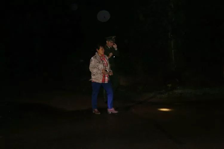 海南海口市美蘭區午夜突擊執法檢查20家石材加工企業