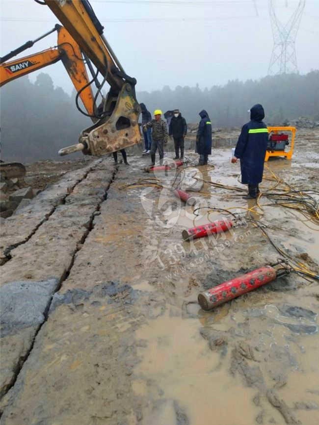 石材人的鐵錘，砸出了日月星辰，敲開了明天的希望之門