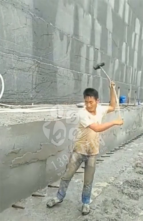 石材人的鐵錘，砸出了日月星辰，敲開了明天的希望之門