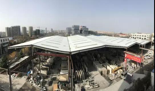 山東青島嶗山區(qū)中韓街道6000平石材廠被拆除，清運(yùn)石料2000噸