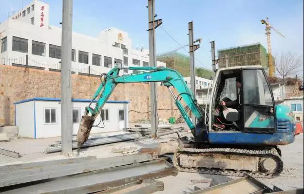 山東青島嶗山區(qū)中韓街道6000平石材廠被拆除，清運(yùn)石料2000噸