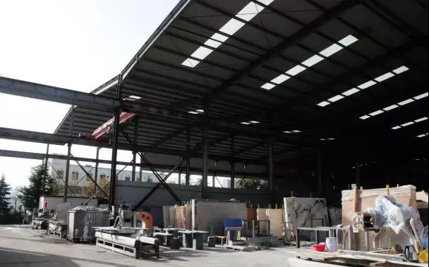 山東青島嶗山區(qū)中韓街道6000平石材廠被拆除，清運(yùn)石料2000噸