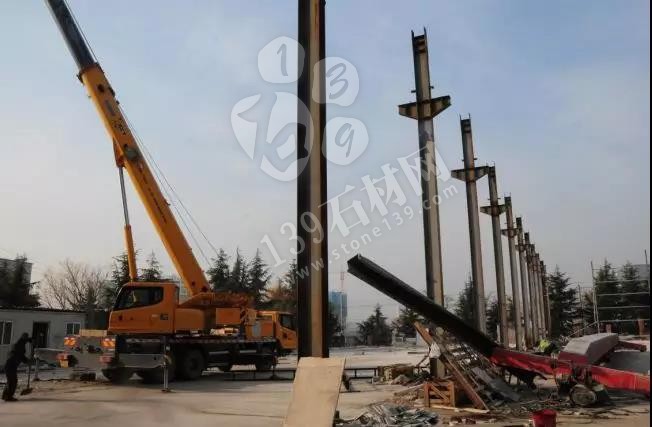 山東青島嶗山區(qū)中韓街道6000平石材廠被拆除，清運(yùn)石料2000噸