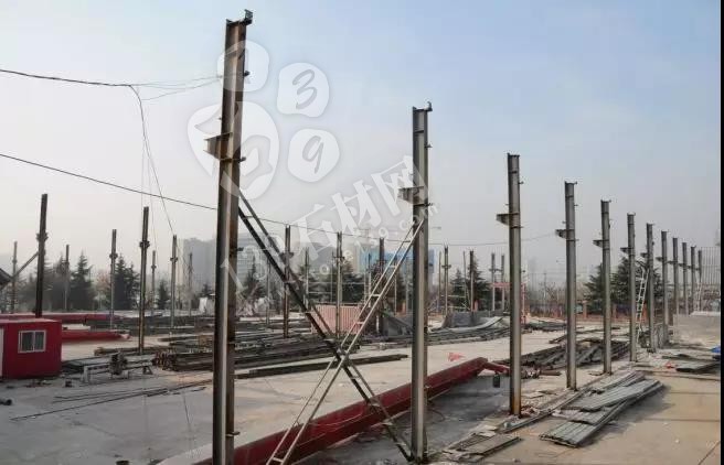 山東青島嶗山區(qū)中韓街道6000平石材廠被拆除，清運(yùn)石料2000噸