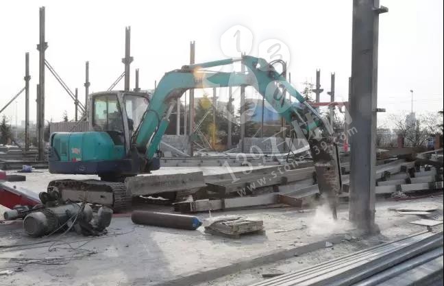 山東青島嶗山區(qū)中韓街道6000平石材廠被拆除，清運(yùn)石料2000噸