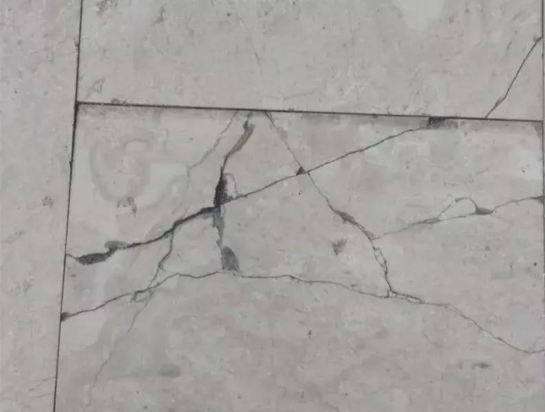 新鋪的這樣大理石為何出現裂紋，該怎么解決呢？