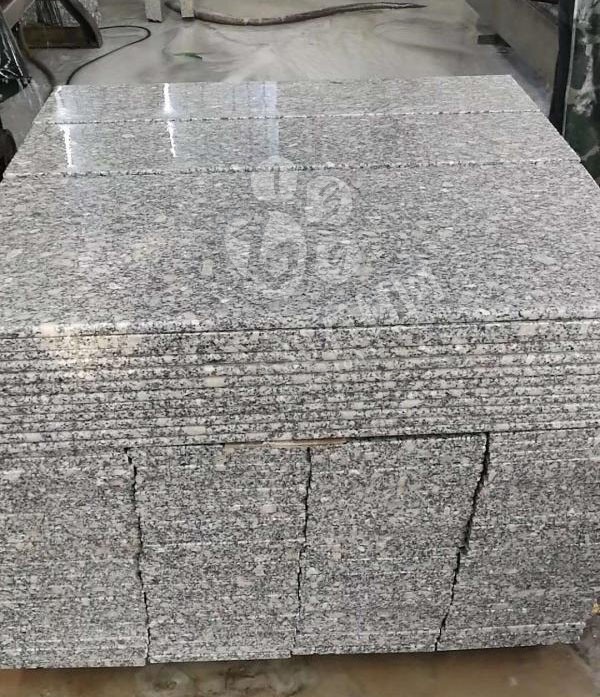 河南省內(nèi)鄉(xiāng)縣隆鑫石材年產(chǎn)梨花白板材200萬平方米 內(nèi)鄉(xiāng)縣隆鑫石材廠