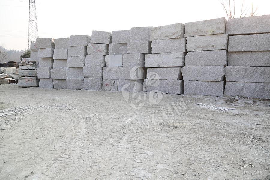 河南省內(nèi)鄉(xiāng)縣隆鑫石材年產(chǎn)梨花白板材200萬平方米 內(nèi)鄉(xiāng)縣隆鑫石材廠