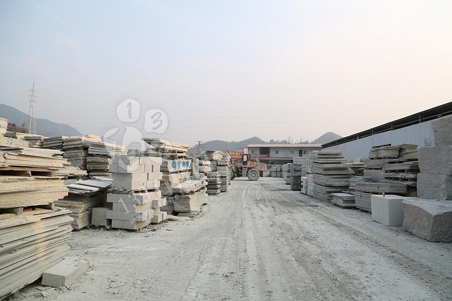河南省內(nèi)鄉(xiāng)縣隆鑫石材年產(chǎn)梨花白板材200萬平方米 內(nèi)鄉(xiāng)縣隆鑫石材廠