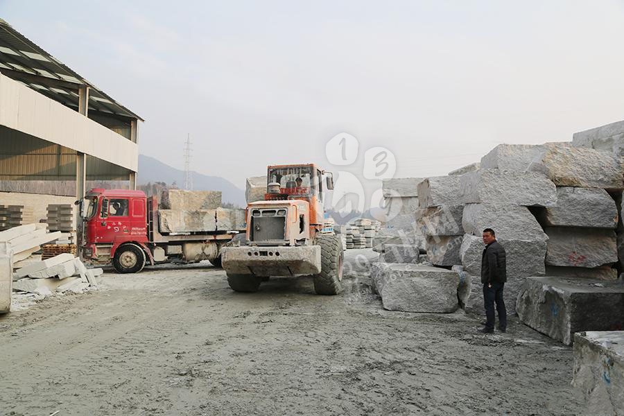 河南省內(nèi)鄉(xiāng)縣隆鑫石材年產(chǎn)梨花白板材200萬平方米 內(nèi)鄉(xiāng)縣隆鑫石材廠