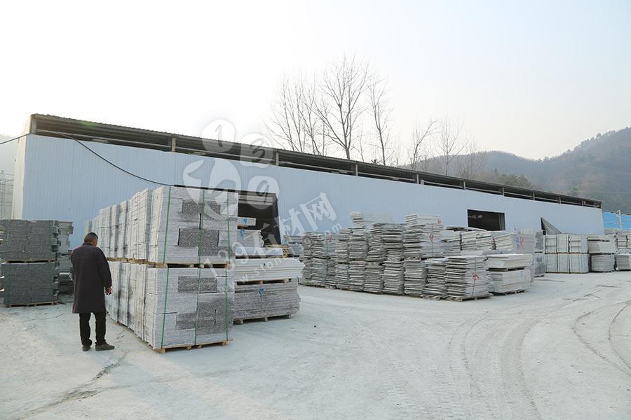 河南省內(nèi)鄉(xiāng)縣隆鑫石材年產(chǎn)梨花白板材200萬平方米 內(nèi)鄉(xiāng)縣隆鑫石材廠