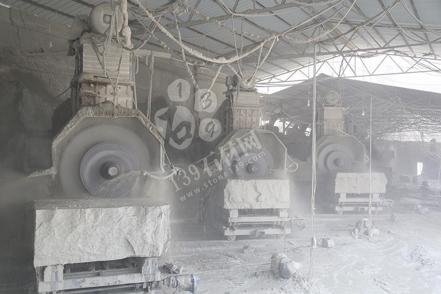 河南省內(nèi)鄉(xiāng)縣隆鑫石材年產(chǎn)梨花白板材200萬平方米 內(nèi)鄉(xiāng)縣隆鑫石材廠