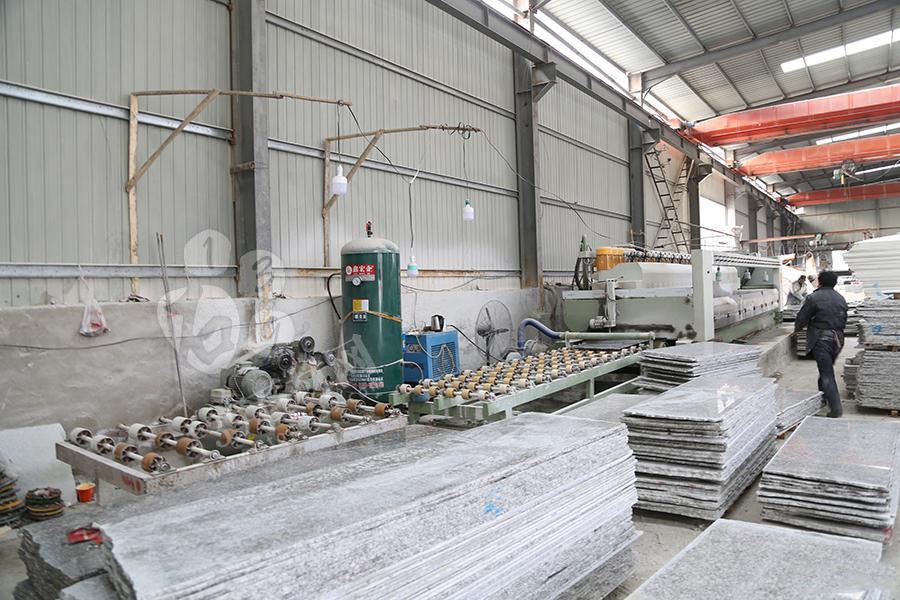 河南省內(nèi)鄉(xiāng)縣隆鑫石材年產(chǎn)梨花白板材200萬平方米 內(nèi)鄉(xiāng)縣隆鑫石材廠