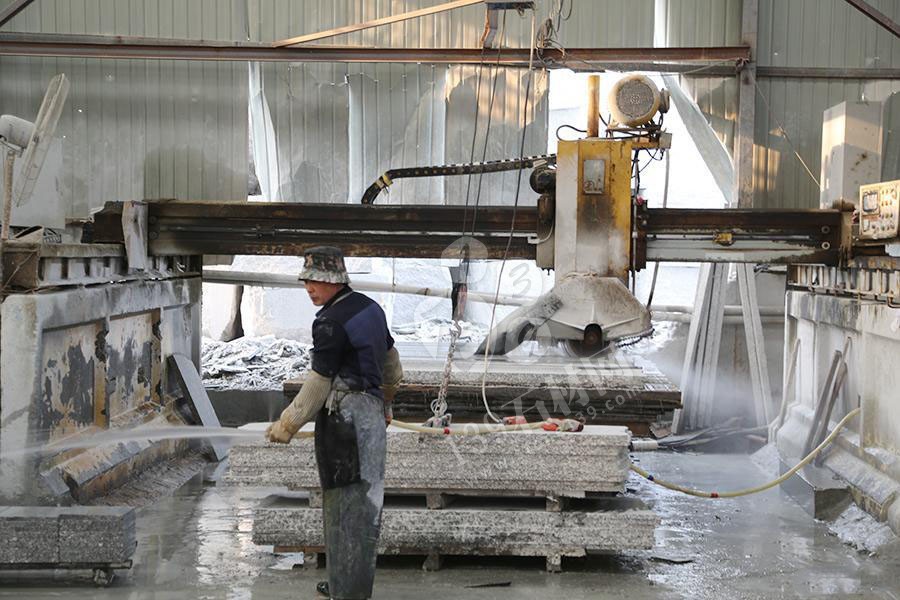 河南省內(nèi)鄉(xiāng)縣隆鑫石材年產(chǎn)梨花白板材200萬平方米 內(nèi)鄉(xiāng)縣隆鑫石材廠