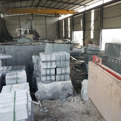 達州青石荒料加工成路沿石成品