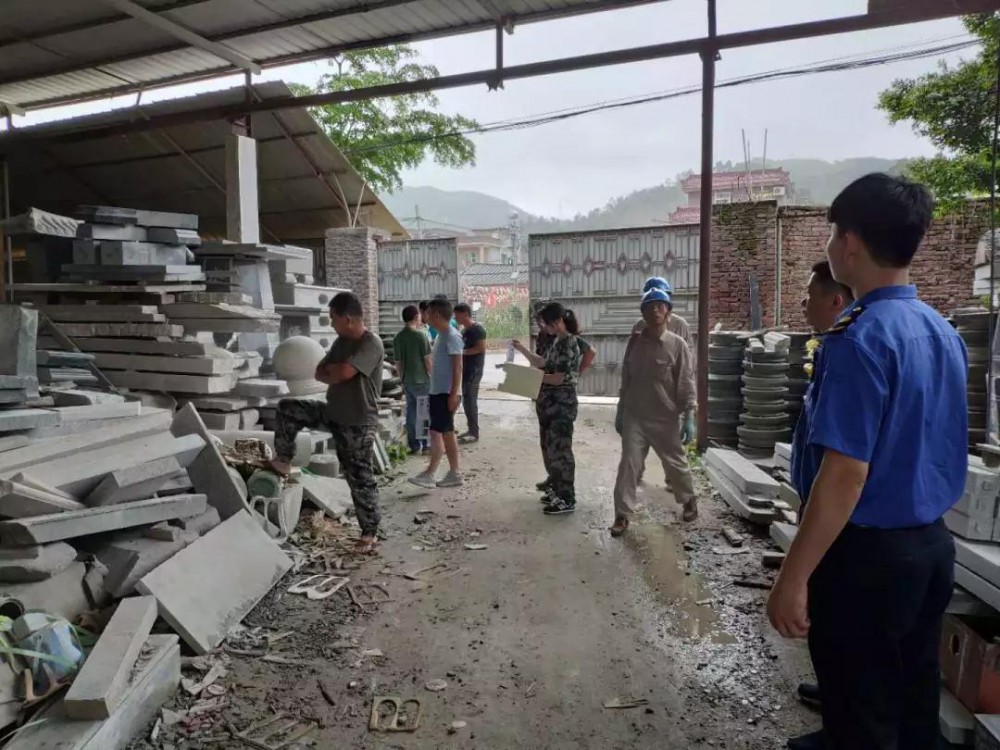 南安市詩(shī)山鎮(zhèn)、樂峰鎮(zhèn)查處轄區(qū)內(nèi)的“三無(wú)”石材廠