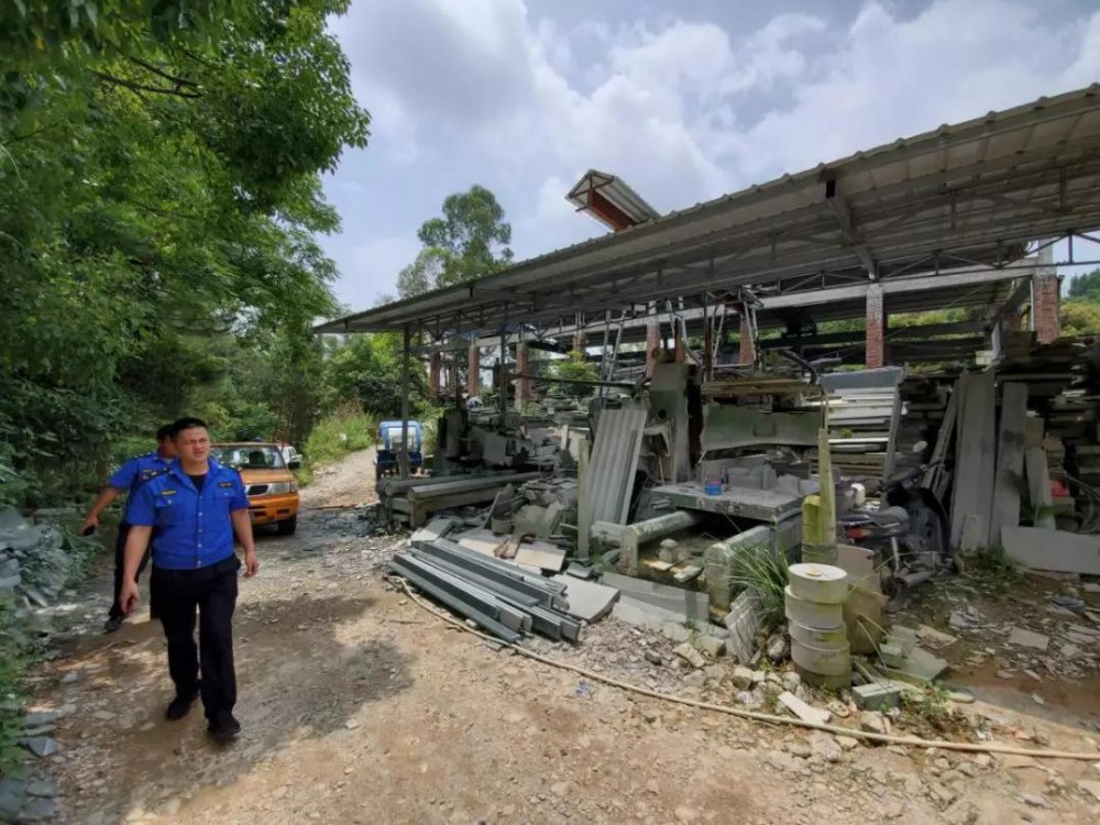 南安市詩(shī)山鎮(zhèn)、樂峰鎮(zhèn)查處轄區(qū)內(nèi)的“三無(wú)”石材廠