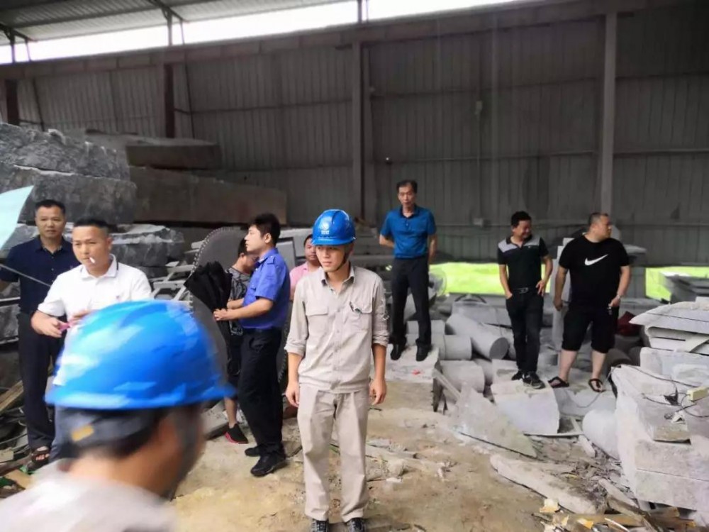 南安市詩(shī)山鎮(zhèn)、樂峰鎮(zhèn)查處轄區(qū)內(nèi)的“三無(wú)”石材廠