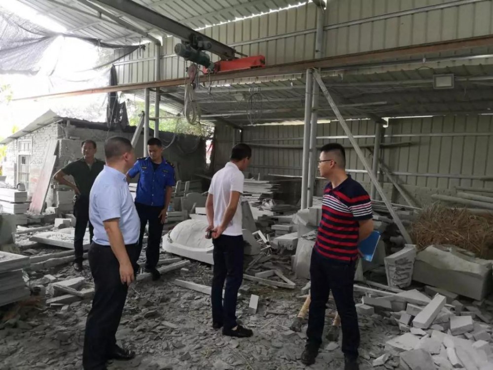 南安市詩(shī)山鎮(zhèn)、樂峰鎮(zhèn)查處轄區(qū)內(nèi)的“三無(wú)”石材廠