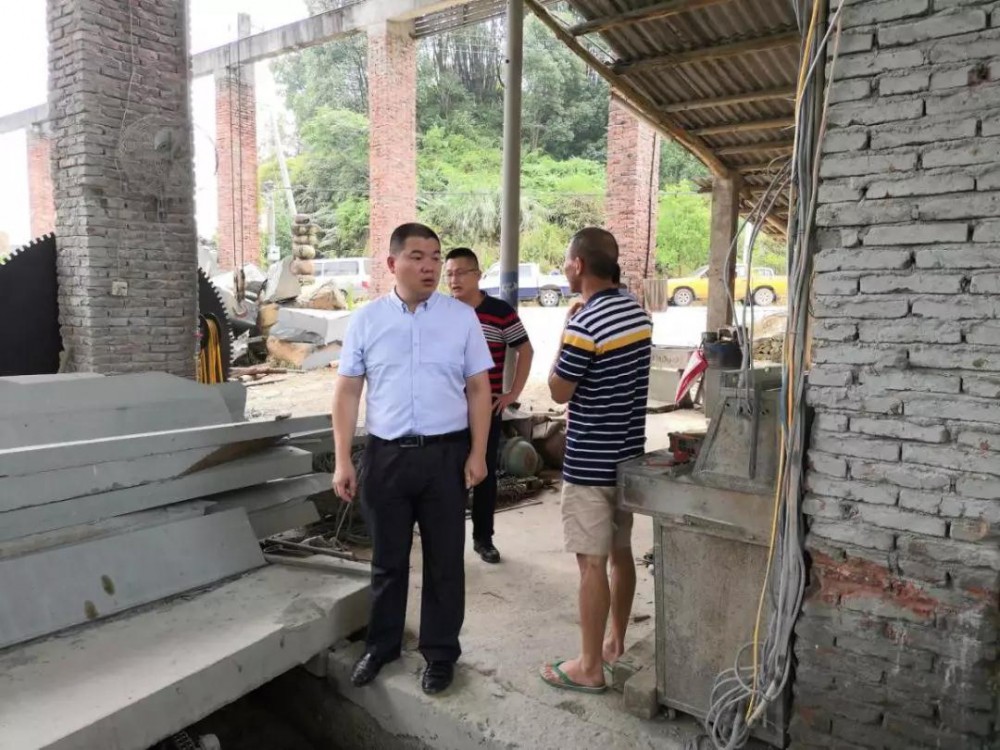 南安市詩(shī)山鎮(zhèn)、樂峰鎮(zhèn)查處轄區(qū)內(nèi)的“三無(wú)”石材廠