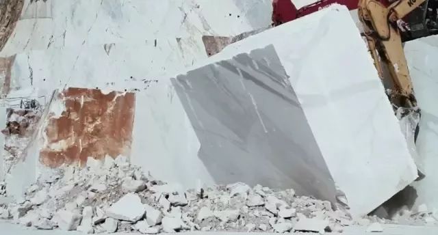 電影《Il Capo（當家之主）》講述采石人對大理石的采集過程