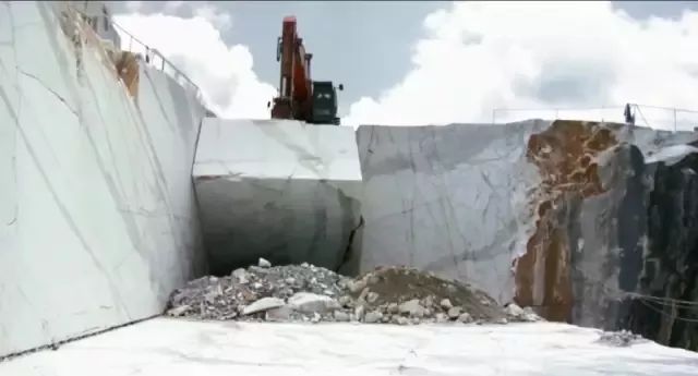 電影《Il Capo（當家之主）》講述采石人對大理石的采集過程