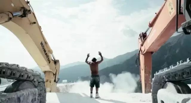 電影《Il Capo（當家之主）》講述采石人對大理石的采集過程
