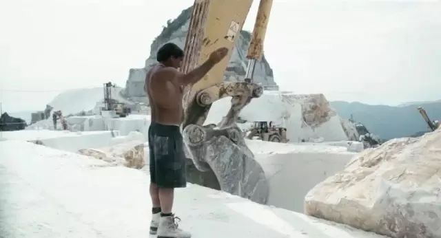 電影《Il Capo（當家之主）》講述采石人對大理石的采集過程