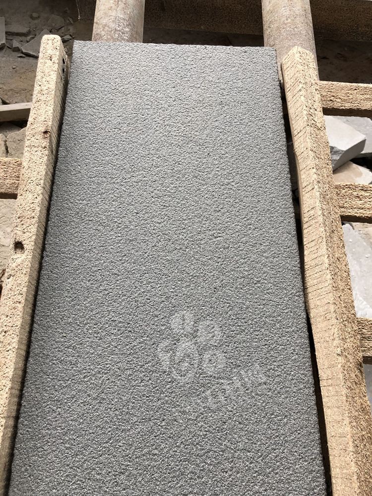 廣東永強石材主營湛江黑,廉江白麻,海浪花(雙稱浪花白),廉江芝麻白、廉江中花、芝麻灰、芝麻黑、海浪花、臺山紅、桂林紅