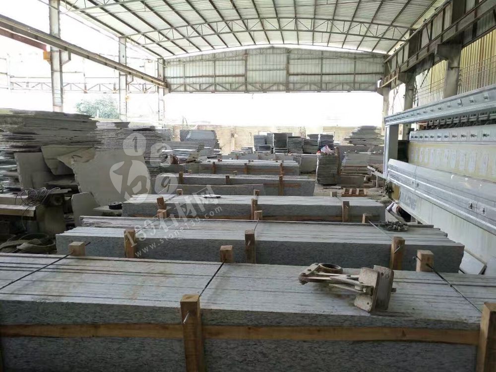 廣東永強石材主營湛江黑,廉江白麻,海浪花(雙稱浪花白),廉江芝麻白、廉江中花、芝麻灰、芝麻黑、海浪花、臺山紅、桂林紅