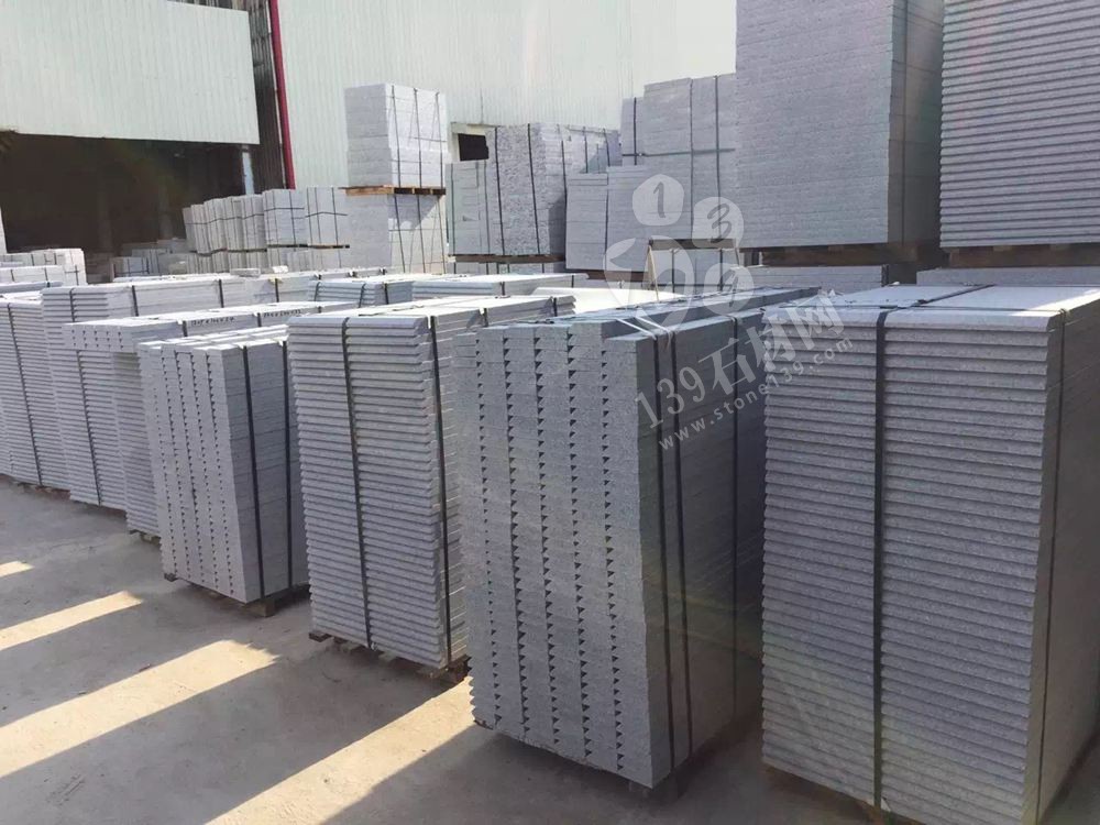 廣東永強石材主營湛江黑,廉江白麻,海浪花(雙稱浪花白),廉江芝麻白、廉江中花、芝麻灰、芝麻黑、海浪花、臺山紅、桂林紅