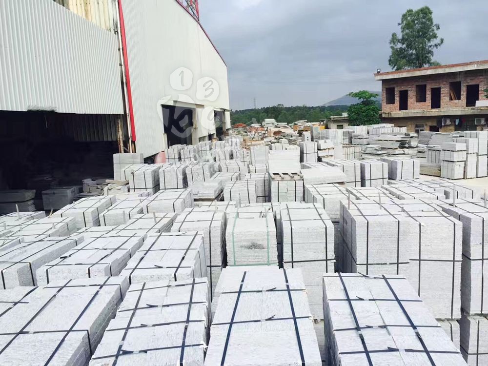 廣東永強石材主營湛江黑,廉江白麻,海浪花(雙稱浪花白),廉江芝麻白、廉江中花、芝麻灰、芝麻黑、海浪花、臺山紅、桂林紅