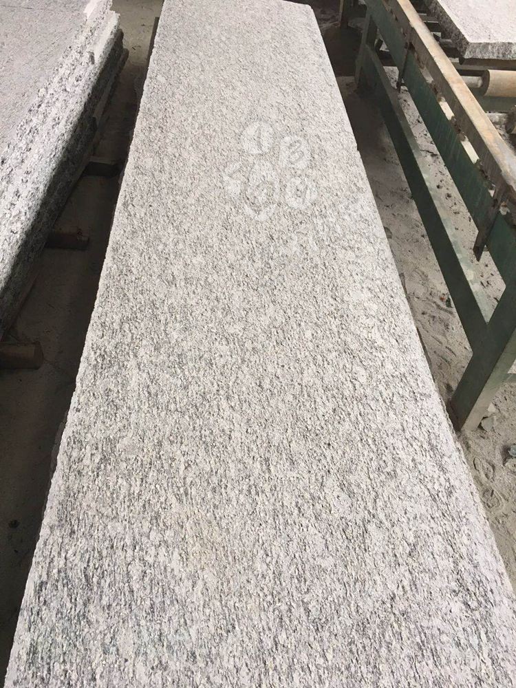 廣東永強石材主營湛江黑,廉江白麻,海浪花(雙稱浪花白),廉江芝麻白、廉江中花、芝麻灰、芝麻黑、海浪花、臺山紅、桂林紅