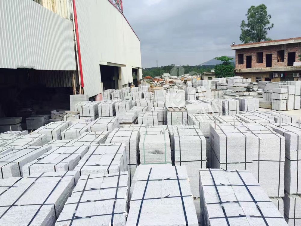 廣東永強石材主營湛江黑,廉江白麻,海浪花(雙稱浪花白),廉江芝麻白、廉江中花、芝麻灰、芝麻黑、海浪花、臺山紅、桂林紅