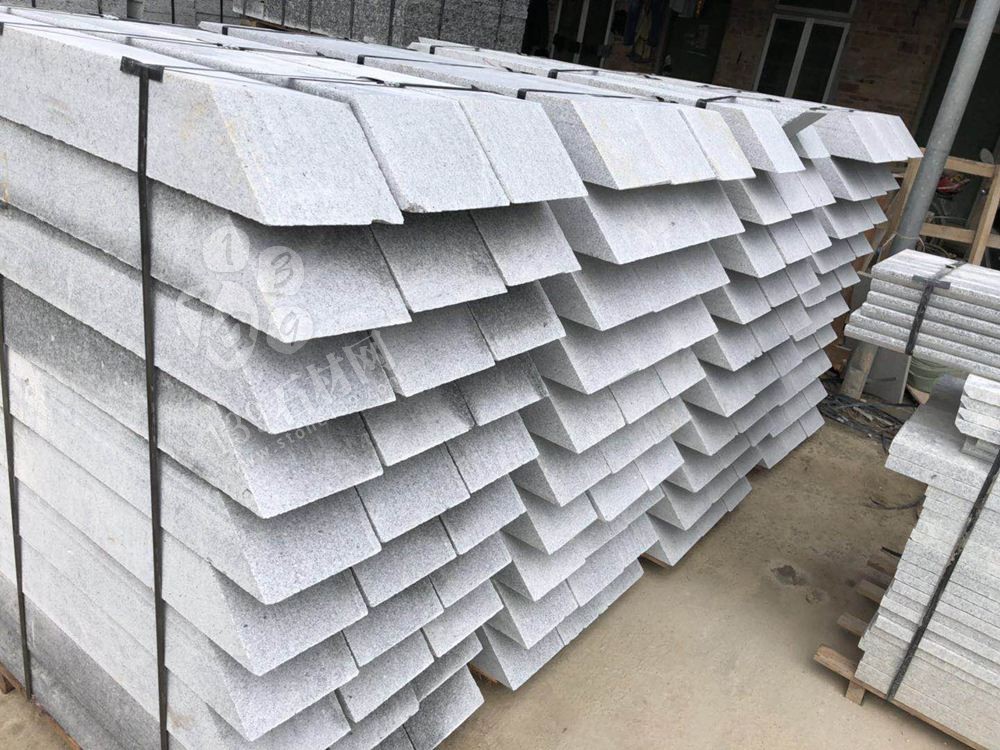 廣東永強石材主營湛江黑,廉江白麻,海浪花(雙稱浪花白),廉江芝麻白、廉江中花、芝麻灰、芝麻黑、海浪花、臺山紅、桂林紅