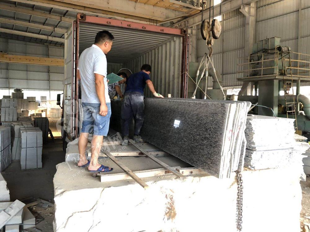 廣東永強石材主營湛江黑,廉江白麻,海浪花(雙稱浪花白),廉江芝麻白、廉江中花、芝麻灰、芝麻黑、海浪花、臺山紅、桂林紅