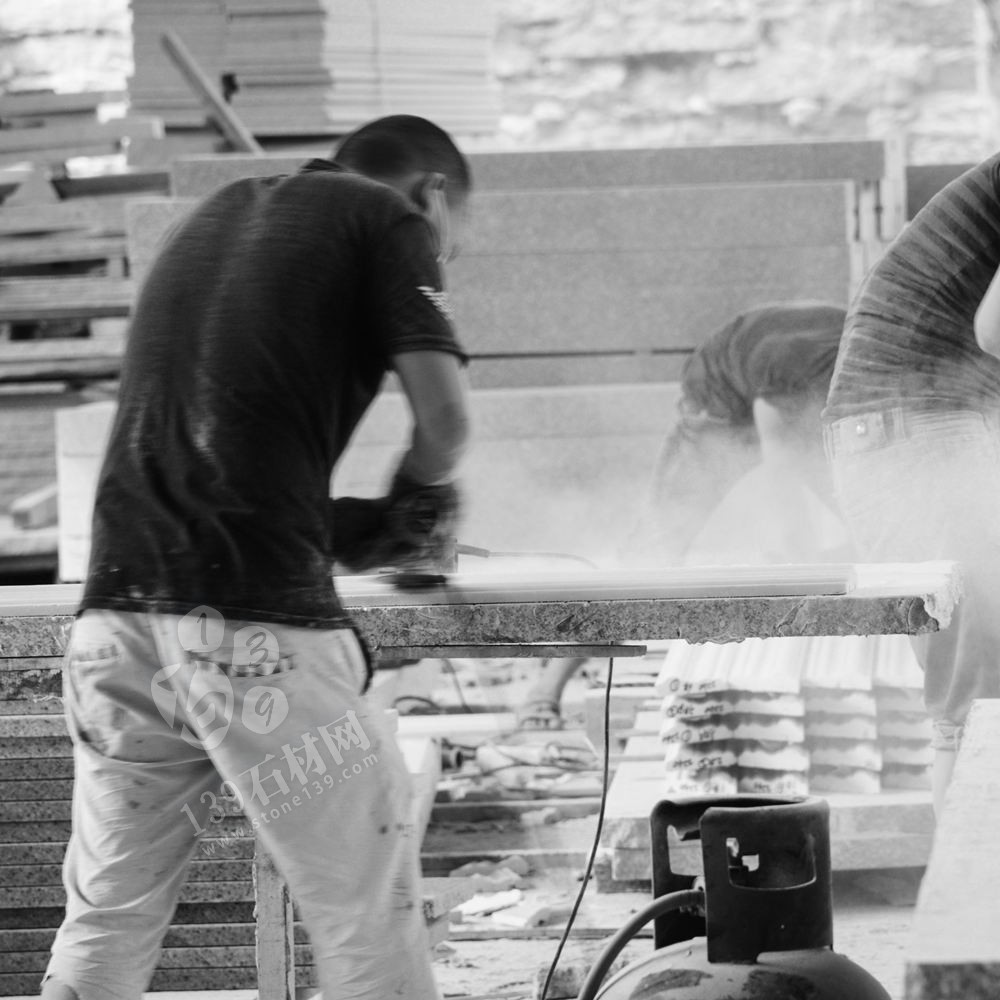 石材廠一線工人工作照