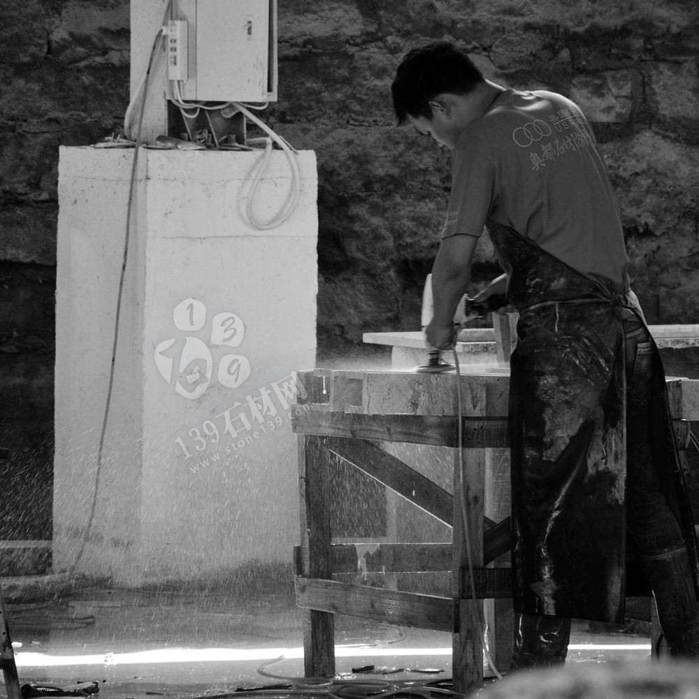 石材廠一線工人工作照