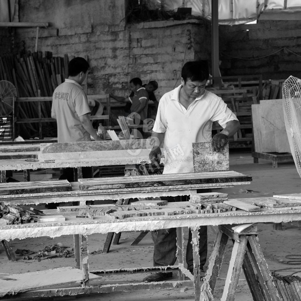 石材廠一線工人工作照