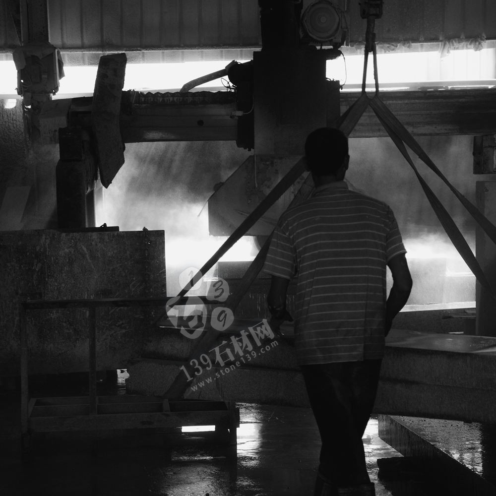 石材廠一線工人工作照