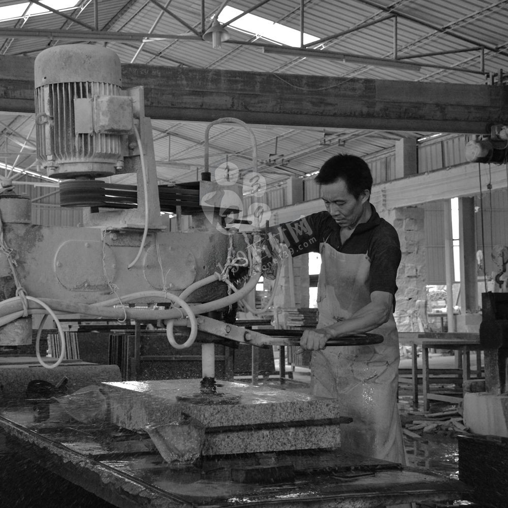 石材廠一線工人工作照