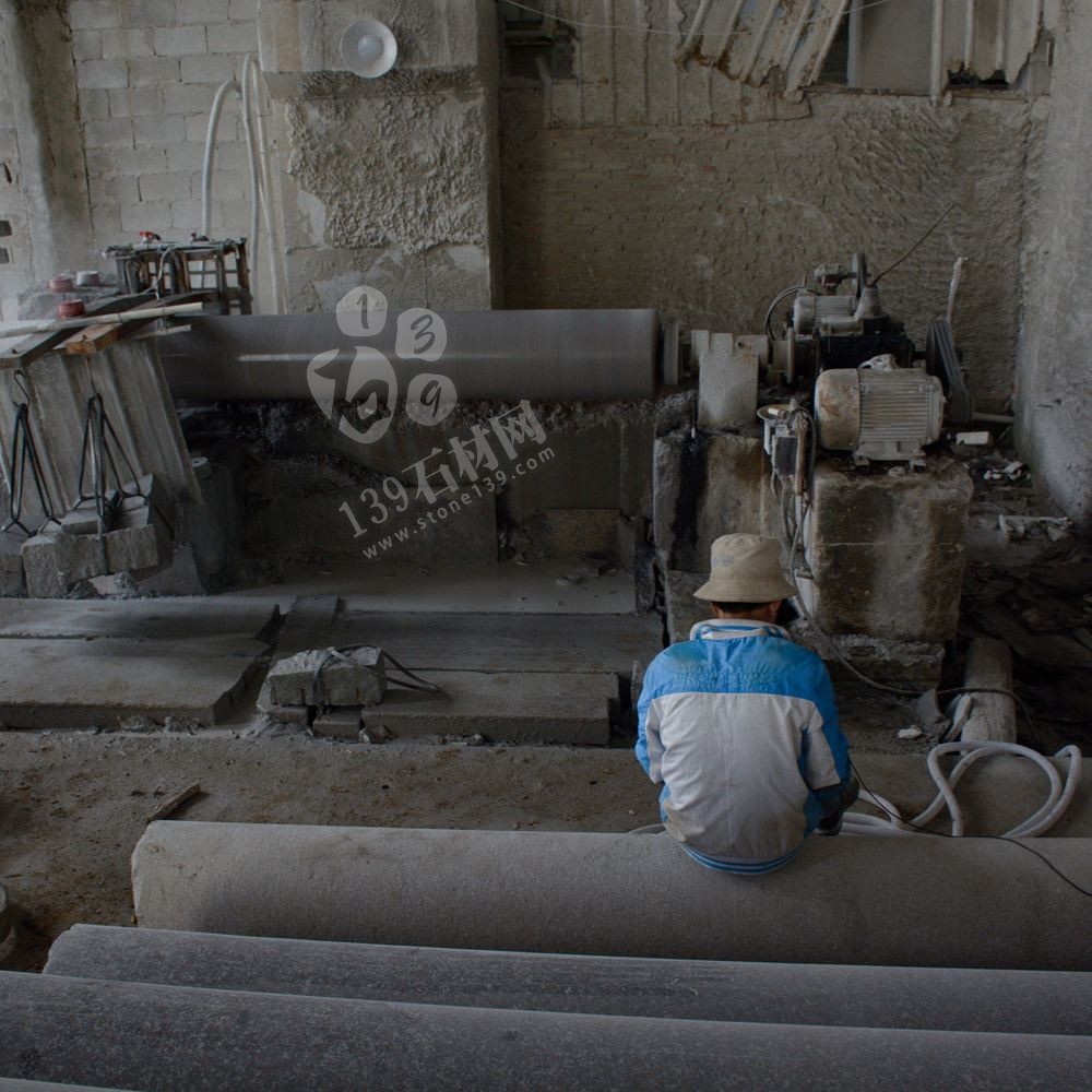 石材廠一線工人工作照