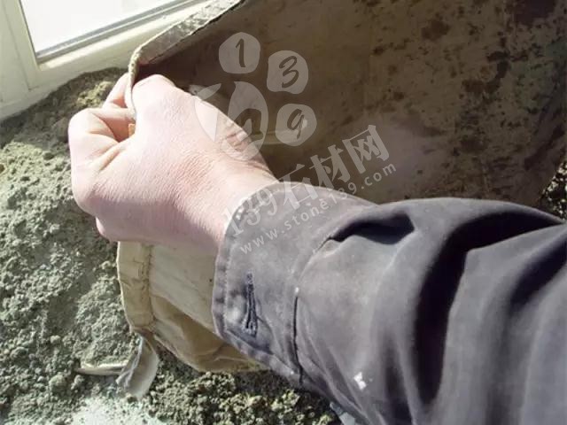 【石材家裝工藝】紫羅紅大理石窗臺(tái)板的安裝全過(guò)程