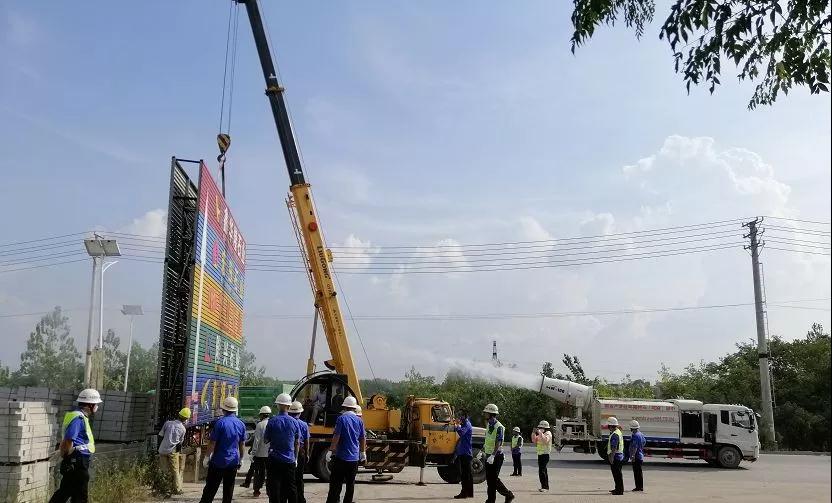 麻城市城管部門對石材工業園開展整治行動