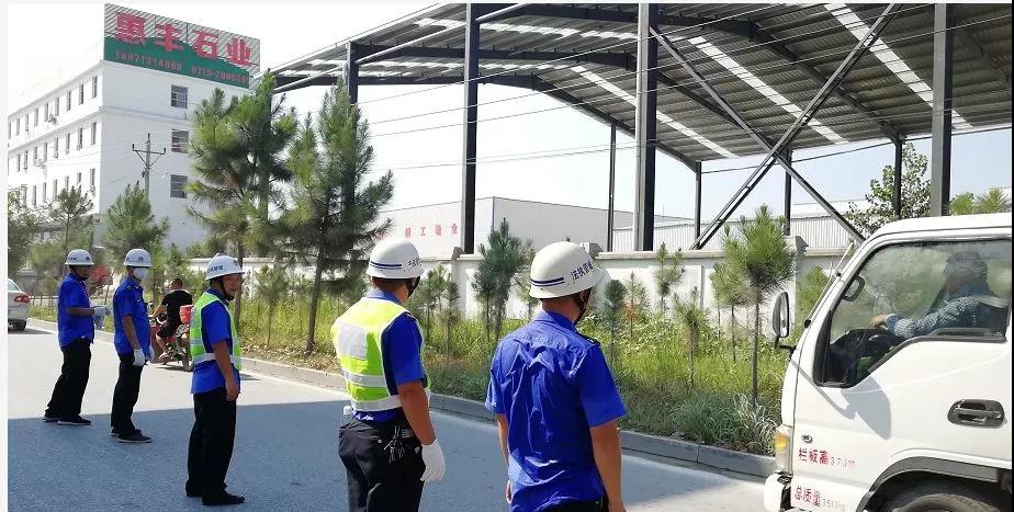 麻城市城管部門對石材工業園開展整治行動