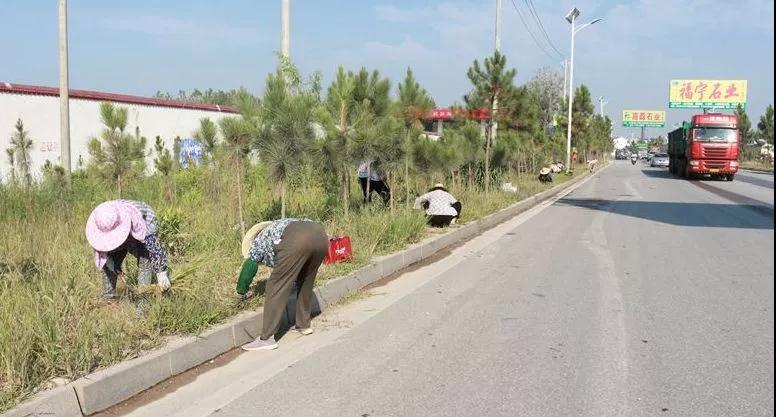 麻城市城管部門對石材工業園開展整治行動