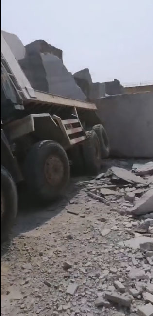 廣西岑溪一石材廠吊花崗巖時鐵鏈斷了，二十噸從空中砸下