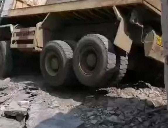 廣西岑溪一石材廠吊花崗巖時鐵鏈斷了，二十噸從空中砸下