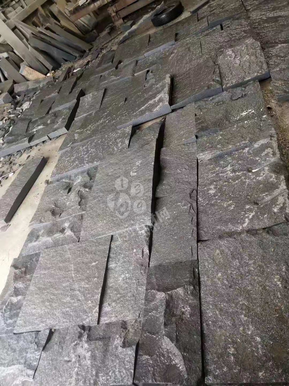 芝麻黑等黑色石材自然面復古背景墻裝飾 中國風的韻味 世界流行